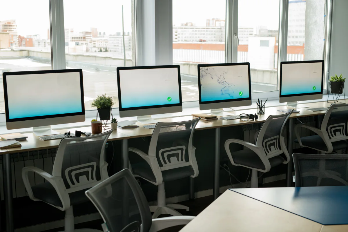 Windows desktop and workstation rentals with dual monitors arranged for Microsoft-friendly temporary offices and project environments