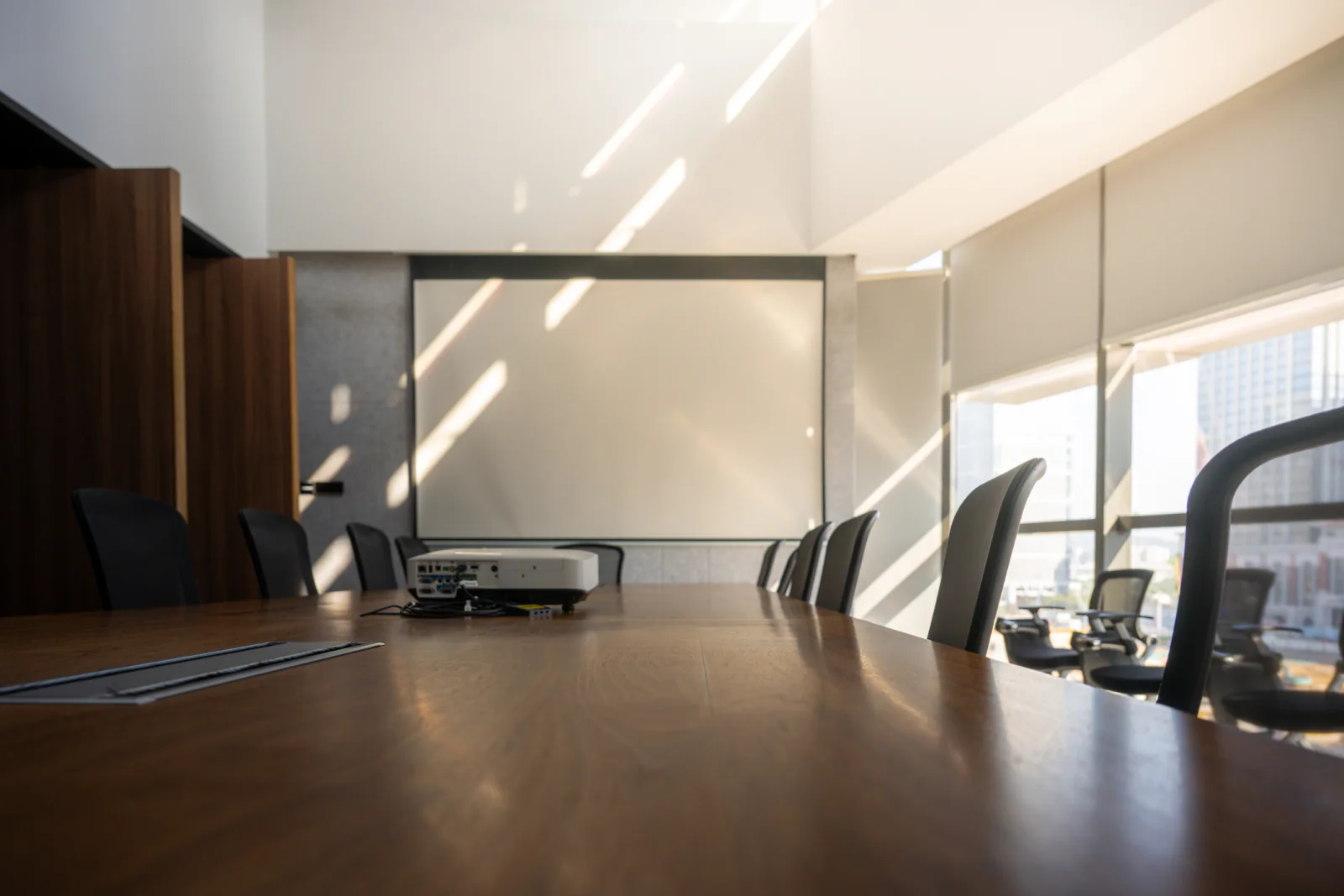 Short throw projector positioned close to a screen in a small business room or classroom