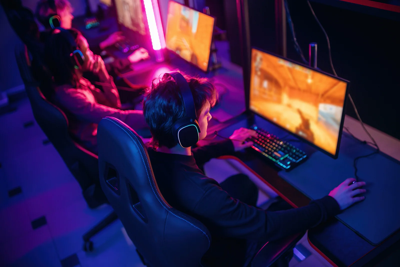 Gaming monitors arranged for esports stations, demos, and high-performance desktop rentals