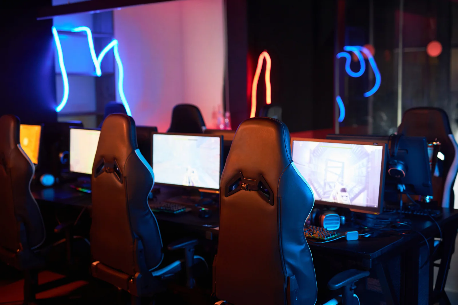 Rows of gaming monitors set up for an esports tournament with standardized competitive stations