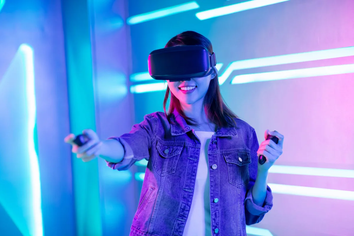 Performance virtual reality showcase station with high end desktop and spectator display