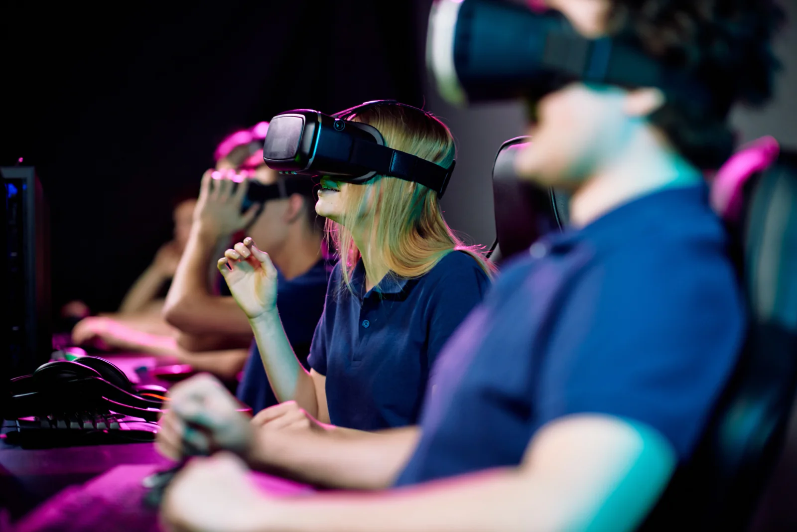 Virtual reality training station in a room with headset mirrored screen and guided learning setup