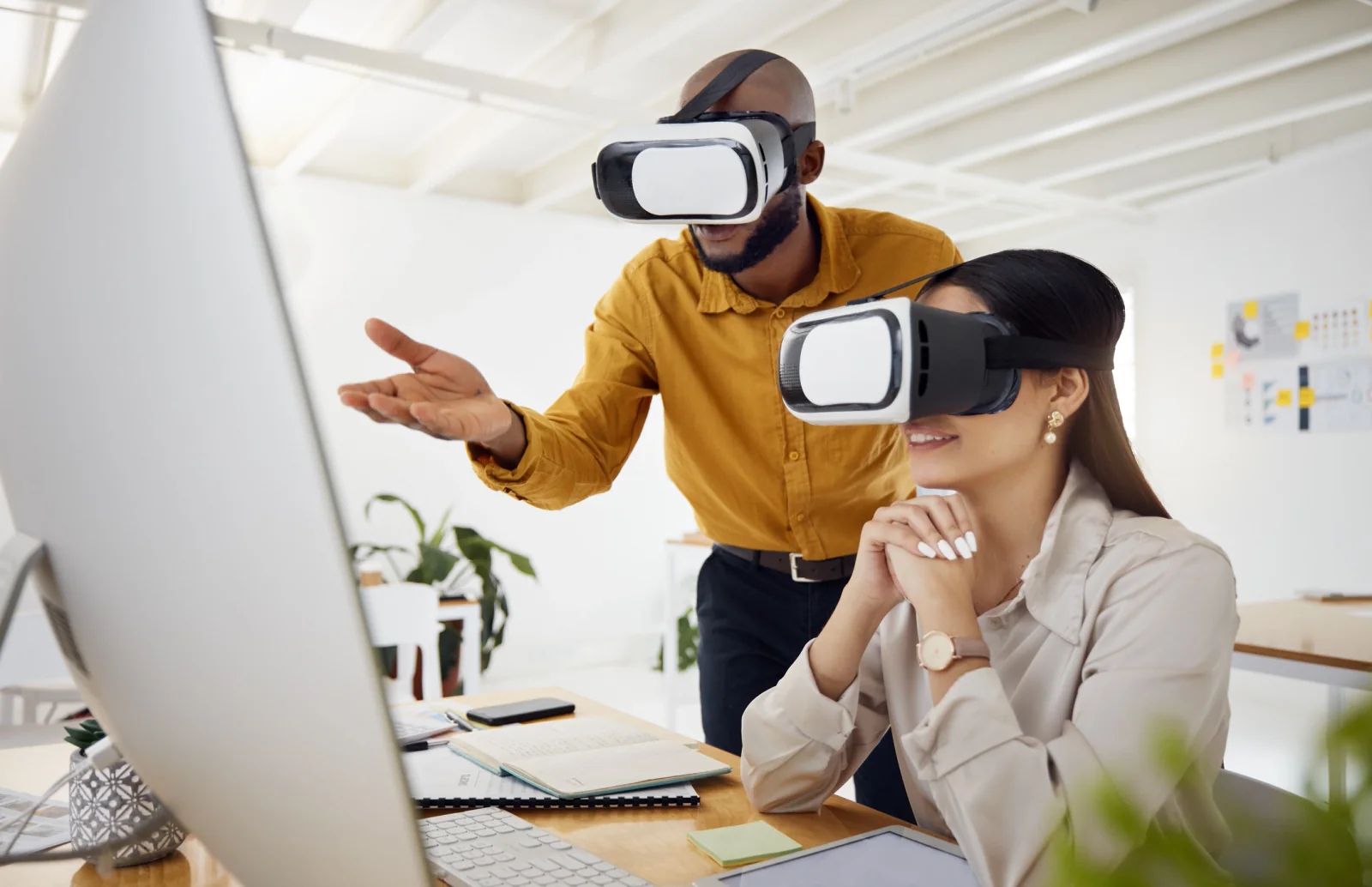 VR product showcase with mirrored display and performance desktop for stakeholder review