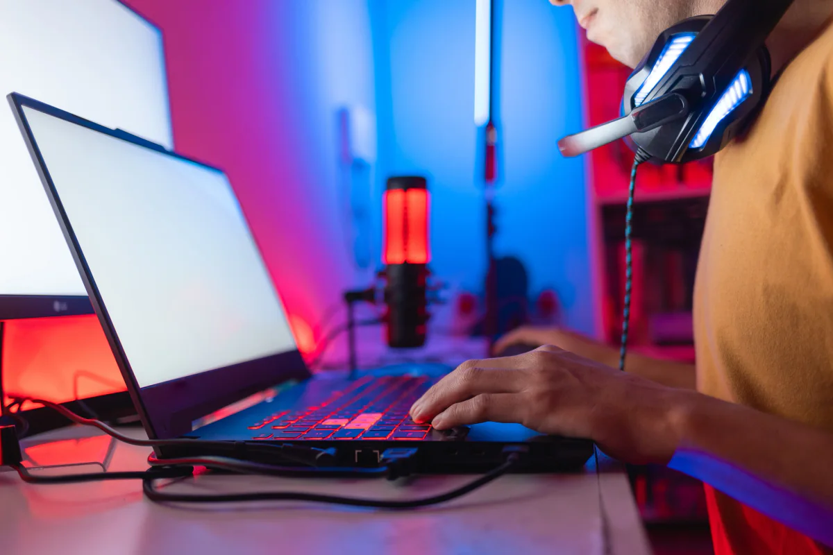 MSI gaming laptop rentals with external mouse, headset, and high performance setup for esports and demanding Windows workflows