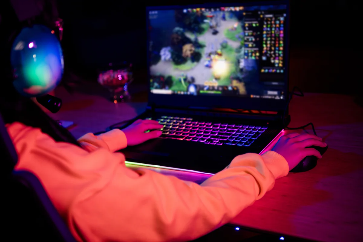 Gaming laptops set up in rows for an esports event with matched stations and tournament-ready hardware