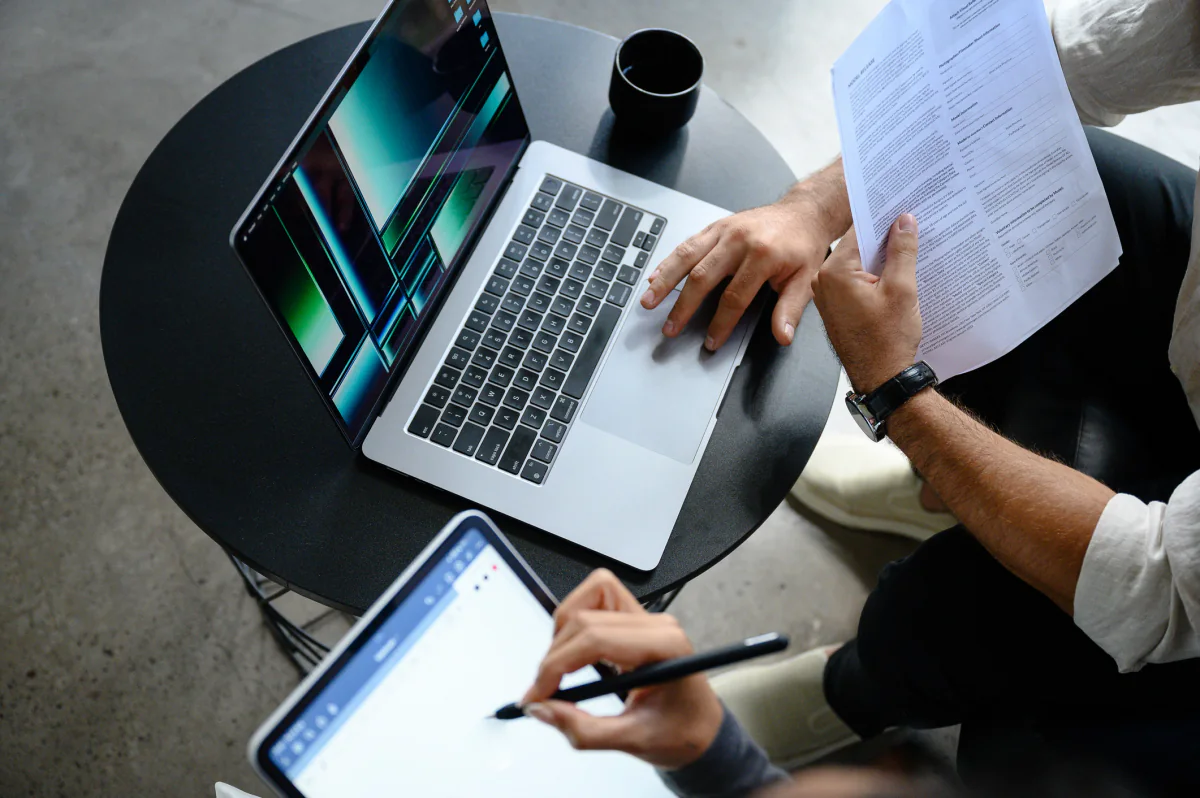 Apple rental environment for executive meetings, premium demos, and high visibility business presentations using MacBooks and displays