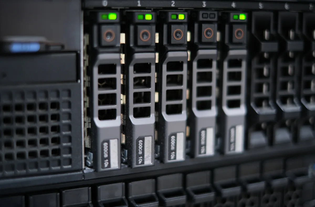 High memory virtualization server rentals configured for clustered workloads and cloud migration lab simulations