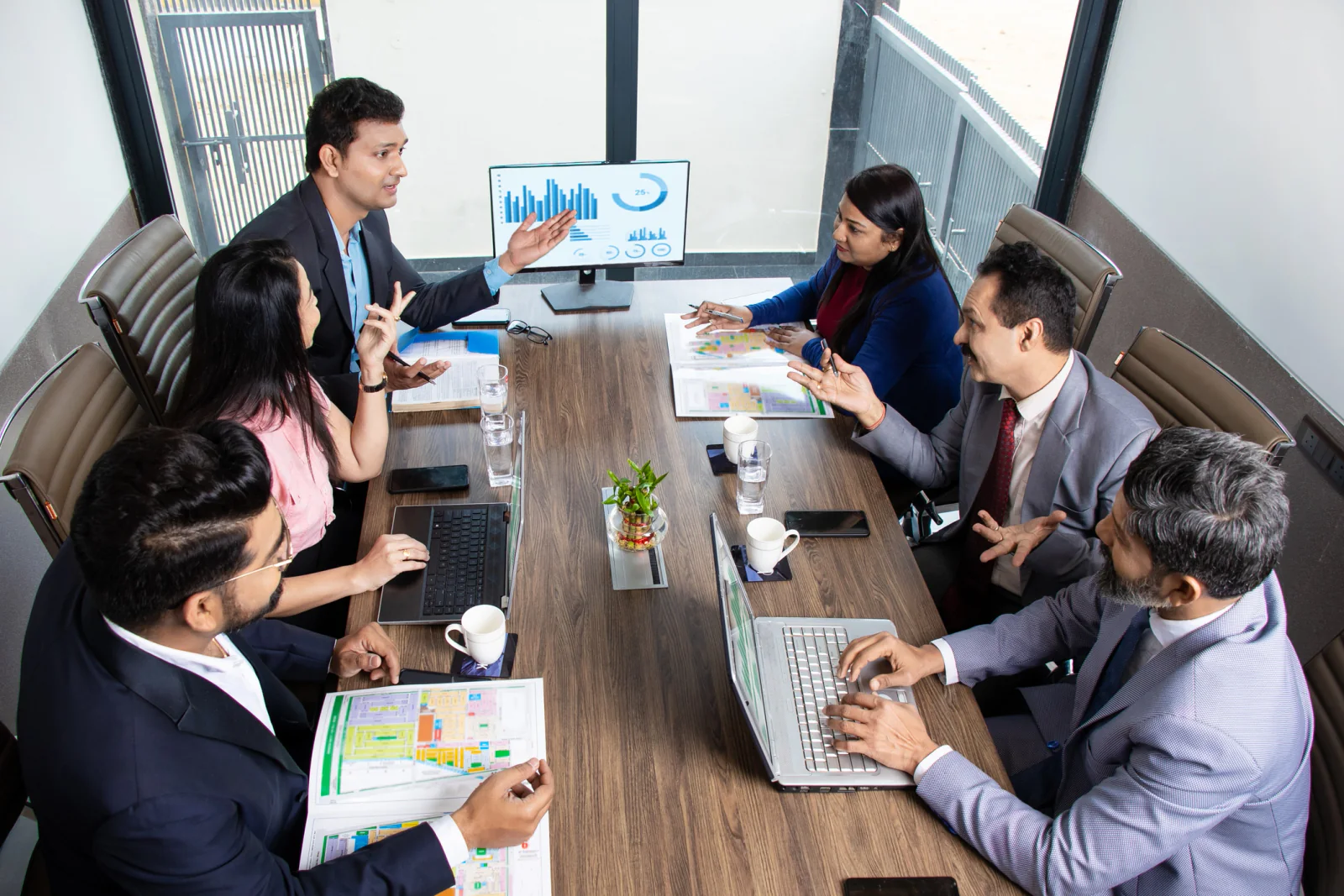 IT leadership team reviewing deployment risks, fallback plans, spare devices, and support workflows before a critical project launch