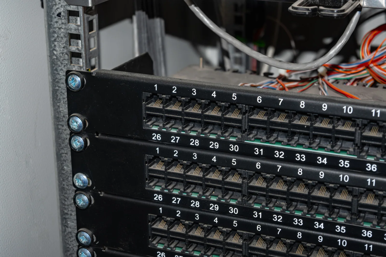 IT team monitoring Cisco switch rentals during a migration cutover and disaster recovery network validation exercise
