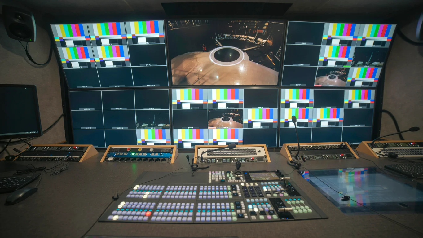 Hybrid event setup using scaler and switcher hardware to combine camera and presentation feeds