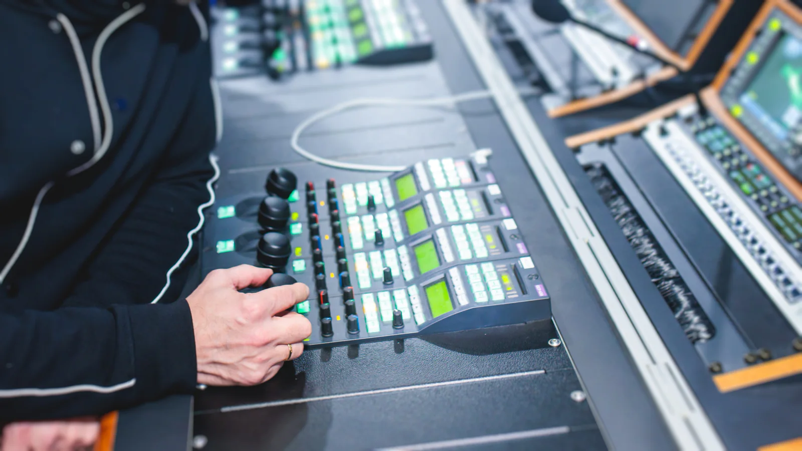 Presentation control table using a video scaler to manage mixed source devices at an event
