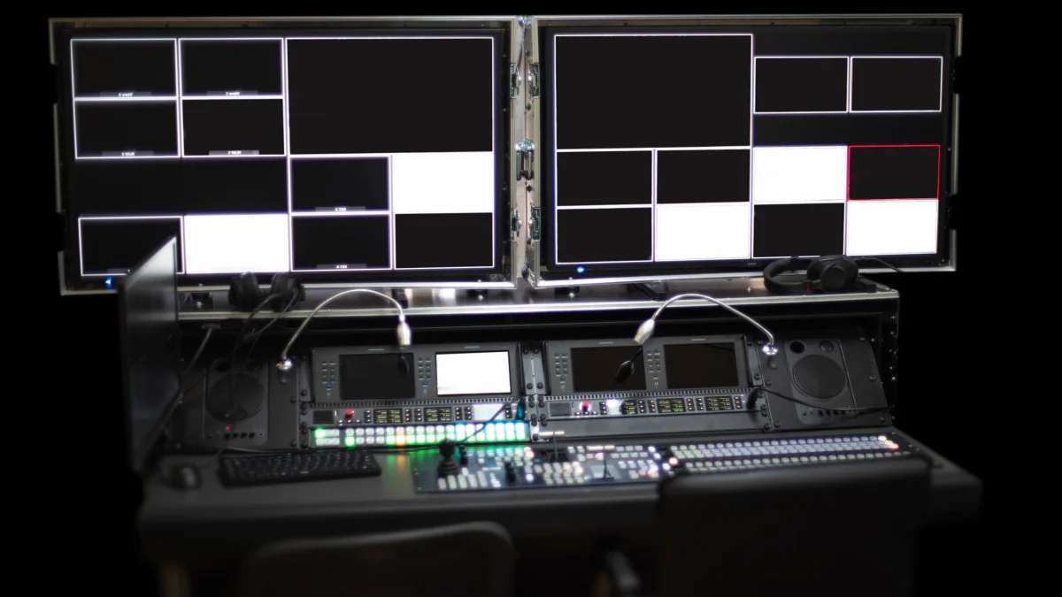 Presentation signal management setup using video scaler hardware for meetings training and event display compatibility