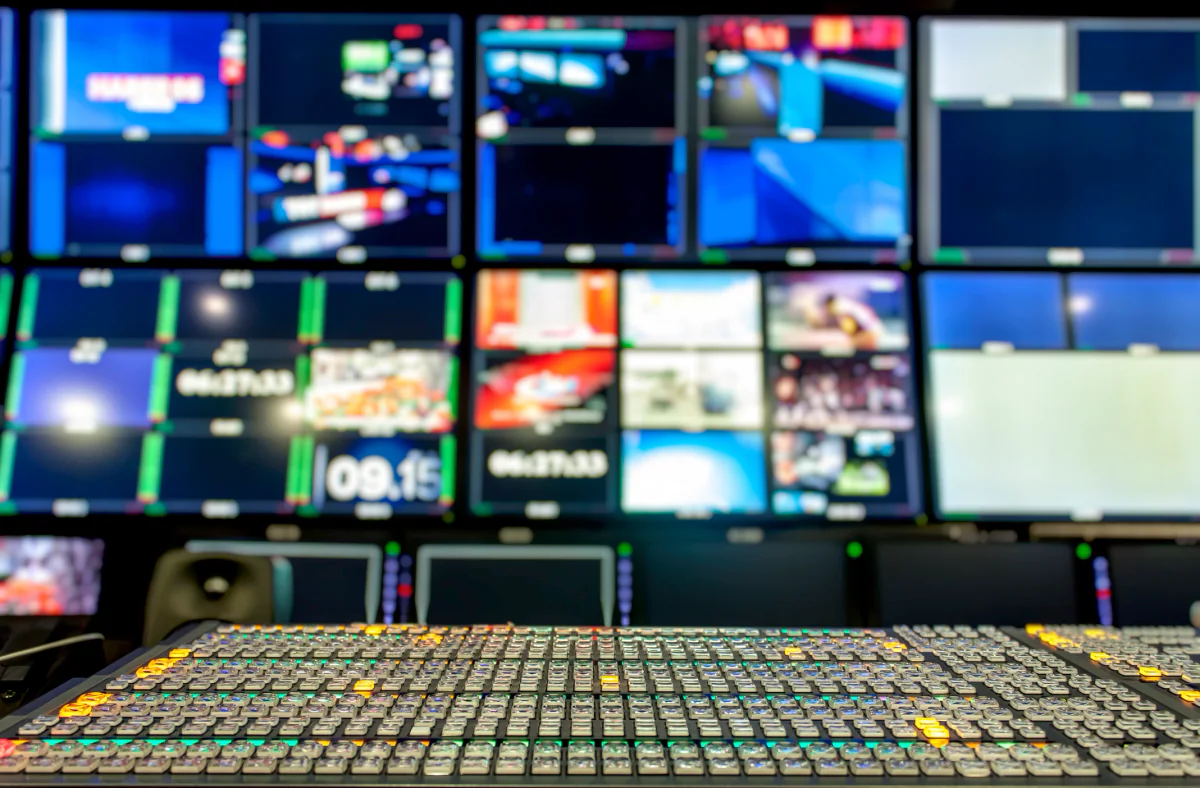 Multi source program feed setup using switcher scaler hardware for clean event screen output