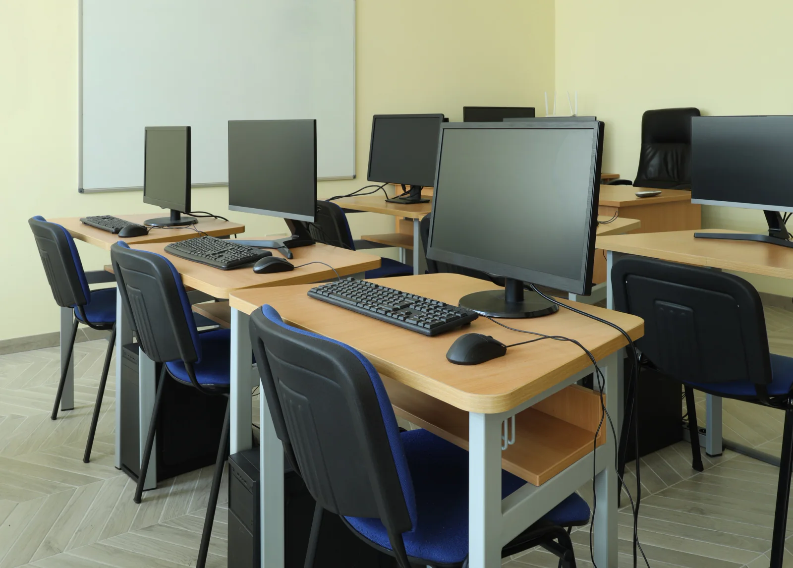 HP rental laptops, desktops, and monitors set up for training rooms, office operations, and short-term corporate use