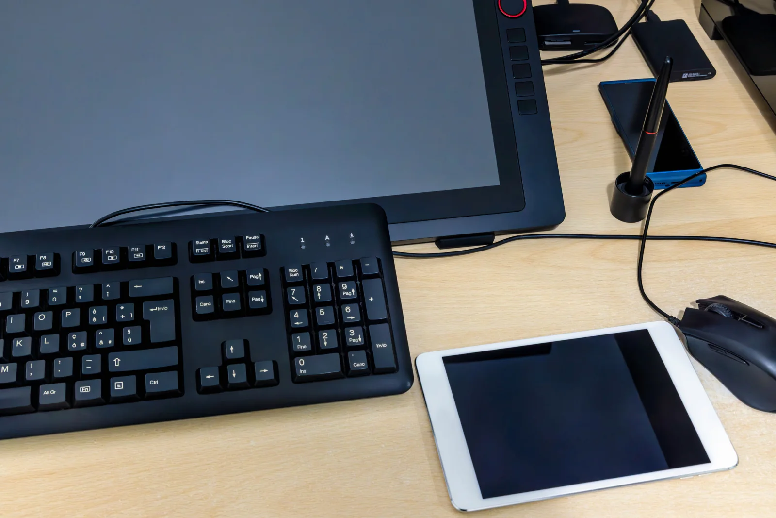 Lenovo deployment accessories including docks, keyboards, mice, hubs, and peripherals for a short term business rollout