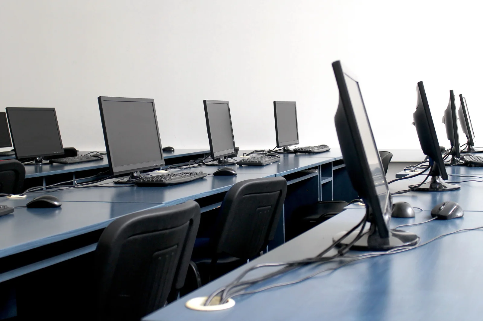 Lenovo friendly desktop and workstation rental setup with dual monitors for temporary offices and fixed seat business work